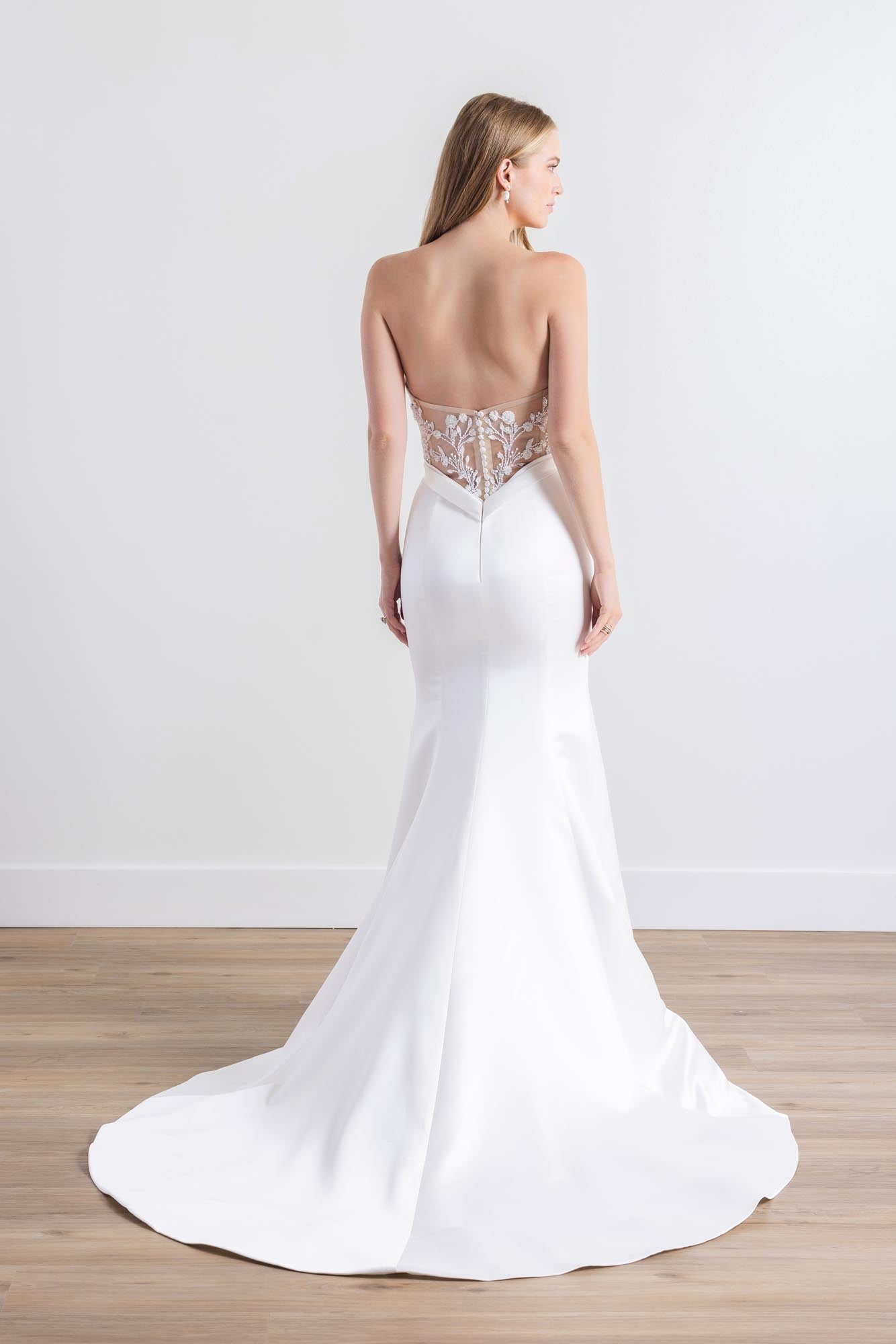 Akino Solid Back